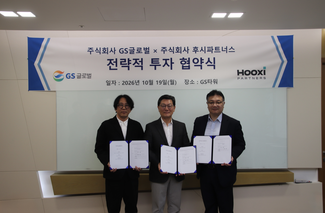 GS글로벌은 지난 19일 후시파트너스에 대한 지분투자를 단행하고 전략적 협력 기반을 마련했다고 20일 밝혔다. 사진은 왼쪽부터 이행열 후시파트너스 공동대표, 김성원 GS글로벌 대표, 조성훈 후시파트너스 공동대표. [GS글로벌 제공]