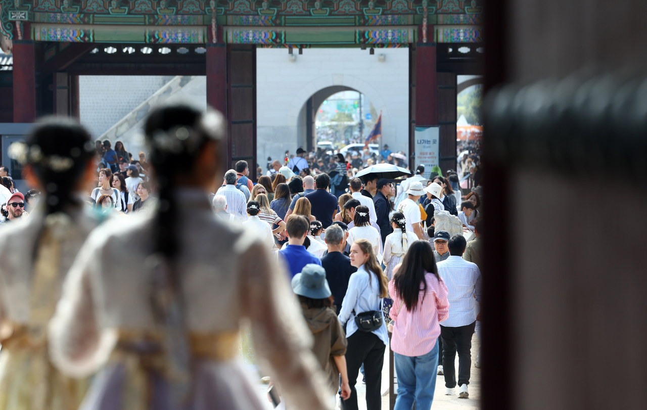 Tourists crowd Gyeongbokgung Palace in Jongno-gu, central Seoul, on Oct. 9. (Newsis)