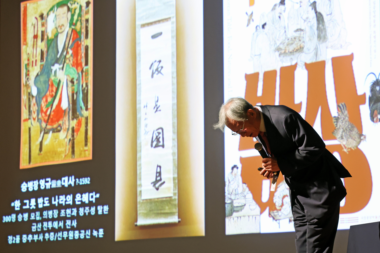 You Hong-june, director of the National Museum of Korea, apologizes for inadequate verification of an artifact displayed in the special exhibition “The Korean Table: Food, Nature and Life,” before a special lecture at the museum’s auditorium in Yongsan-gu, Seoul, Sept. 10. (Newsis)