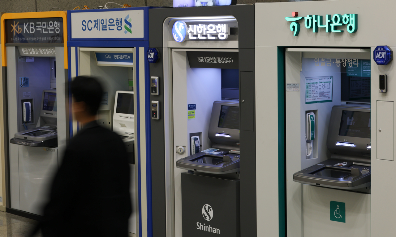 ATMs operated by major South Korean banks are seen in Seoul on Oct. 6, when police announced a formal investigation into a series of cyberattacks targeting financial institutions. (Newsis)