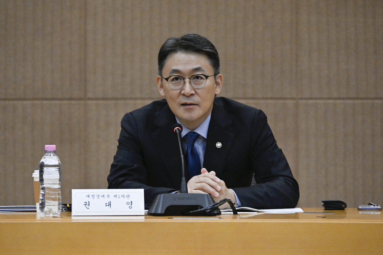 Ministry of Economy and Finance First Vice Minister Kwon Dae-young presides over a field consultation on virtual asset taxation at the Seoul Regional Office of the Public Procurement Service in Seocho-gu, Seoul, on Tuesday. [Ministry of Economy and Finance]