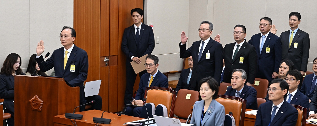 19일 오후 서울 여의도 국회에서 열린 정무위원회 금융감독원 등에 대한 국정감사에서 이환주 KB국민은행장과 정상혁 신한은행장, 이호성 하나은행장, 정진완 우리은행장, 강태영 NH농협은행장이 증인 선서를 하고 있다. 이상섭 기자