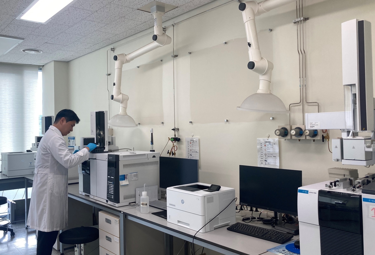 The instrument analysis laboratory at the Korea Customs Service's Central Customs Laboratory.
