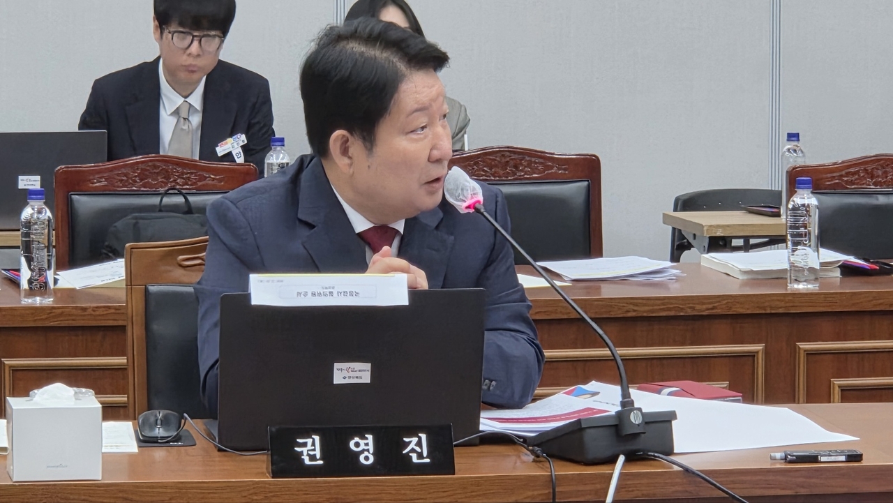 권영진 의원이 20일 오전 경북도청에서 열린 2026년도 국회 행정안전위원회의 경북도 국정감사에서 질의하고 있다.[사진=김병진 기자]