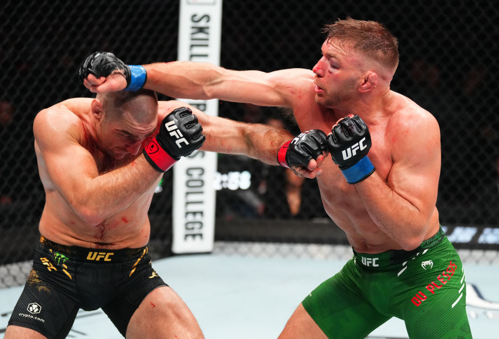 지난 2024년 1월 캐나다 토론토에서 열린 UFC 297 메인이벤트에서 당시 도전자 드리커스 뒤플레시(오른쪽)가 미들급 챔피언 션 스트릭랜드와 교전하고 있다. [UFC 제공]