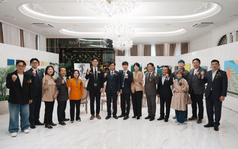 <현대미술 특별기획전 전시회 오프닝 행사 후 기념 촬영 사진(사진=DK아시아)>