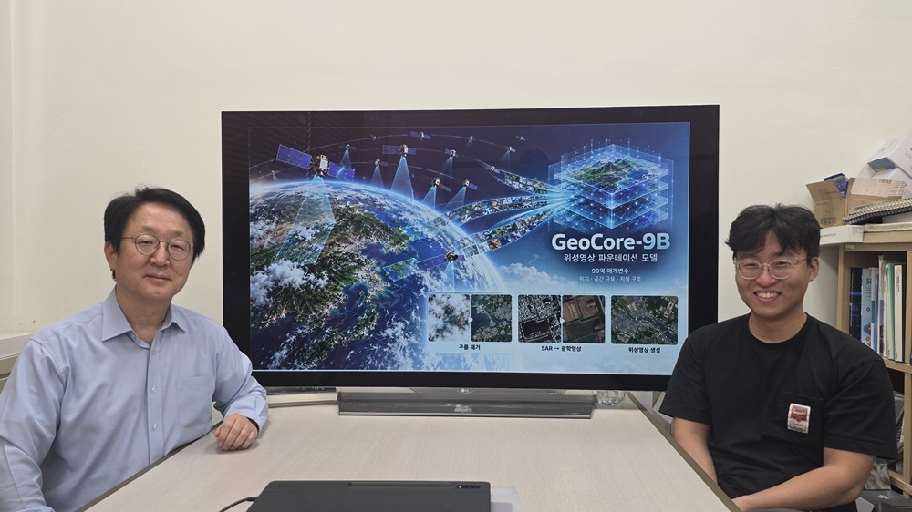 Kim Moon-chul (left), a professor at KAIST's School of Electrical Engineering, and researcher Do Jeong-hyeok. [KAIST]