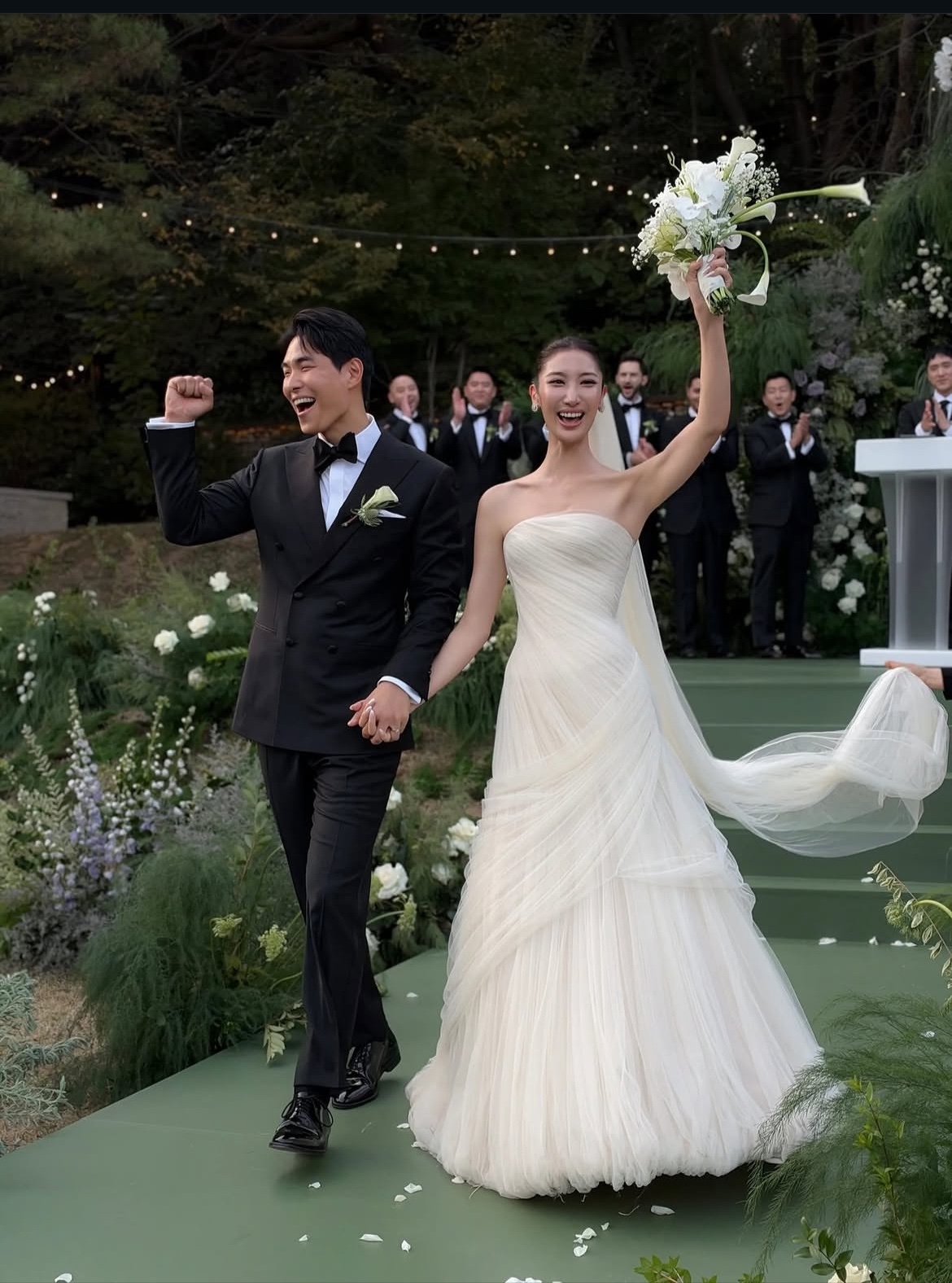 EJae (right) and Samuel Kim celebrate their wedding at Stage 28 in Gangdong-gu, Seoul, on Saturday. (@ejae_k, Instagram)
