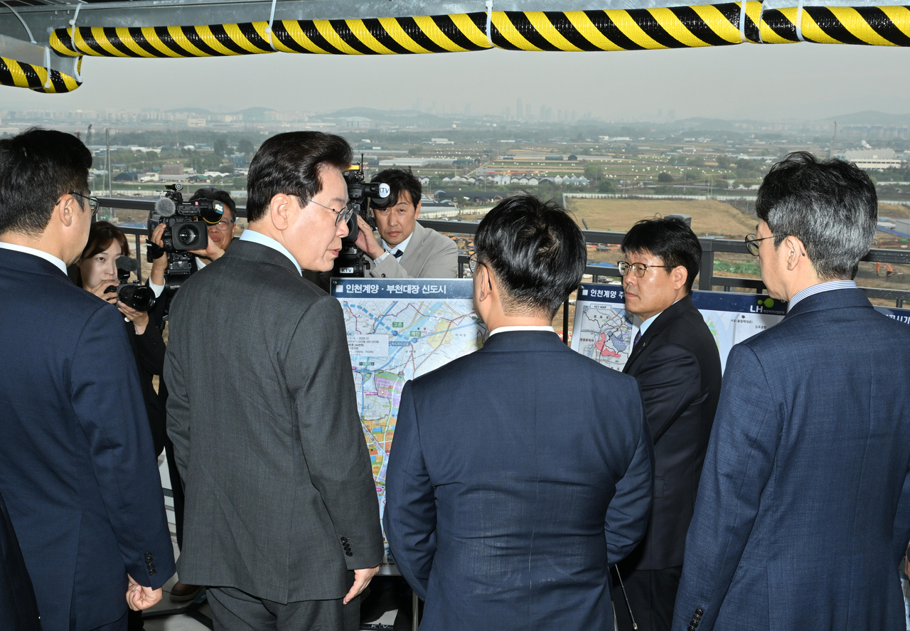 President Lee Jae Myung inspects a construction site in the Gyeyang public housing district in Incheon on Tuesday. (Pool photo via Yonhap)