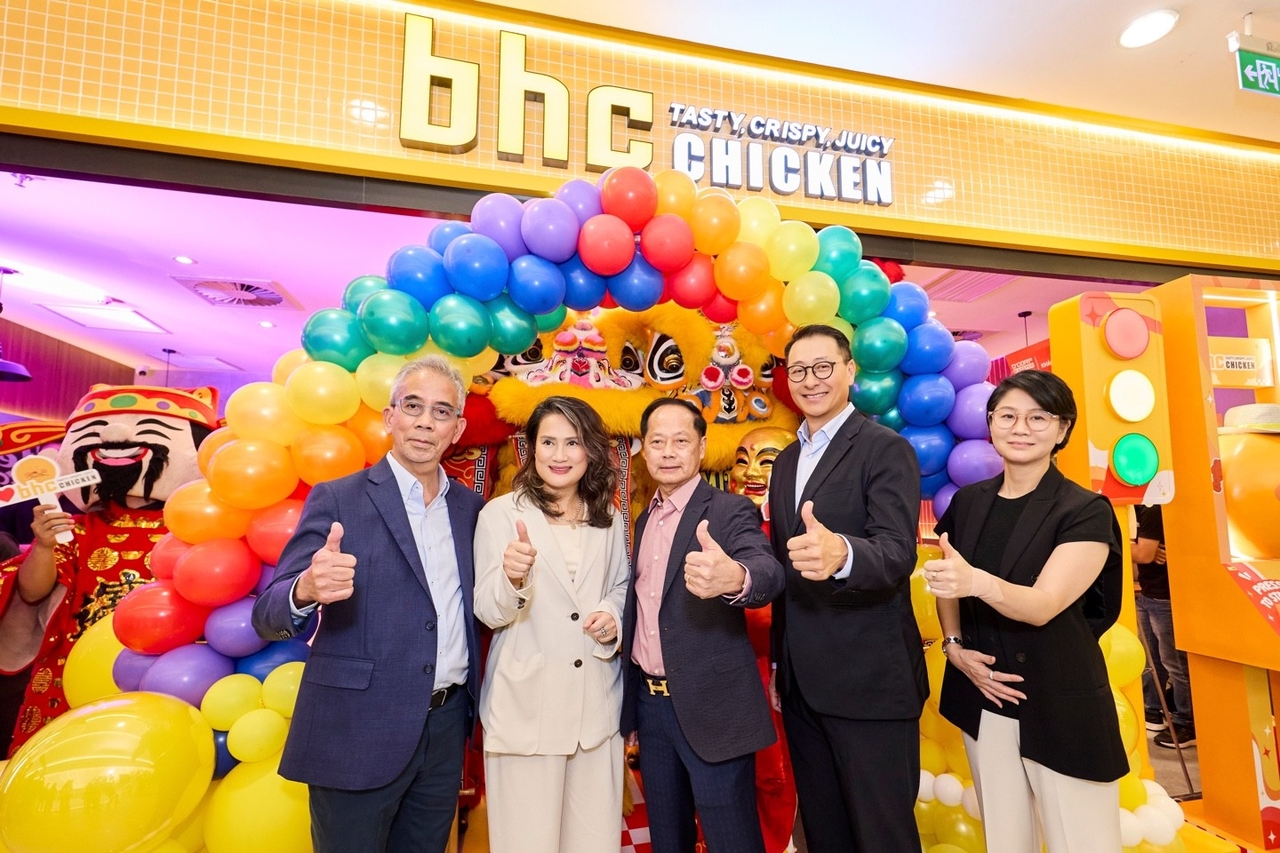 Key officials pose for a photo at the grand opening of BHC's second Vietnam location on Oct. 13 (local time). From third from left: Thanh Kim Anh, chairman of Hao Open Foods; Song Ho-seop, CEO of Dining Brands Group; and Nam Hwa-yeon, head of the group's overseas business division. [Dining Brands Group]