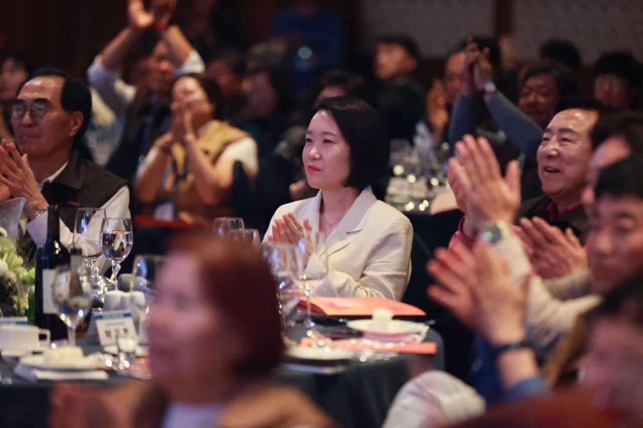 이소영 중소벤처기업부 장관이 20일 롯데호텔 제주에서 열린 ‘2026 중소기업 리더스포럼’ 만찬에 참석해 박수를 치고 있다. [중기부]