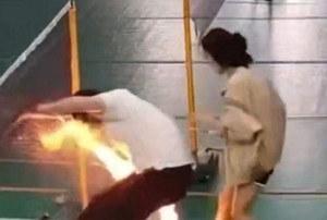 배드민턴 치던 중 바지서 휴대폰 ‘펑’…다리 2도 화상, 대체 무슨 일