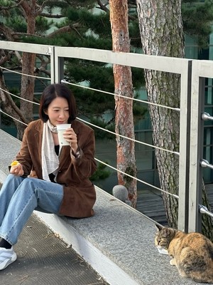 우아한 김희애 맞나요? 길고양이 보자마자 바닥에 ‘털썩’