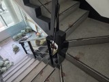 [현장] 핏자국 낭자 비상계단, 창문 깨고 목숨건 탈출…강남 한복판 연쇄 방화 도대체 왜? [세상&]