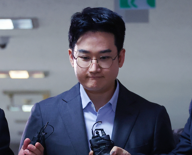 지난 6·3 지방선거에서 피습 자작극 의혹을 받는 정이한 전 개혁신당 부산시장 후보가 7월 8일 부산지방법원에 구속 전 피의자 심문(영장실질심사)에 출석하기위해 법정에 들어서고 있다. [연합뉴스]