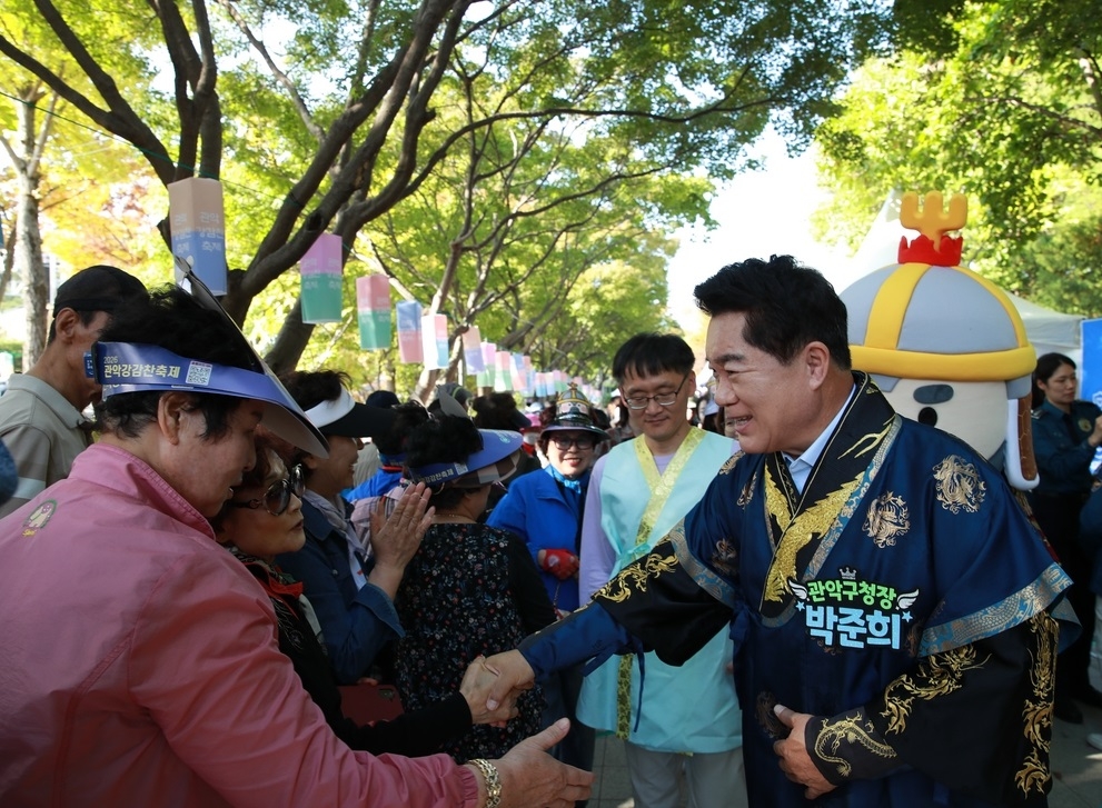 Gwanak-gu District Mayor Park Jun-hee, dressed in a general's costume, greets residents at the 2026 Gwanak Gangam-chan Festival. [Gwanak-gu]
