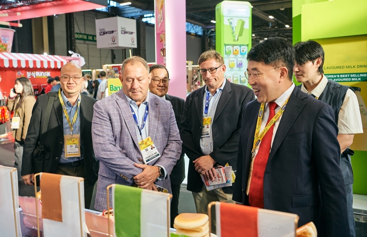 Samlip CEO Jeong In-ho (front right) introduces the company’s products to overseas buyers at SIAL Paris 2026 on Saturday. (Samlip)