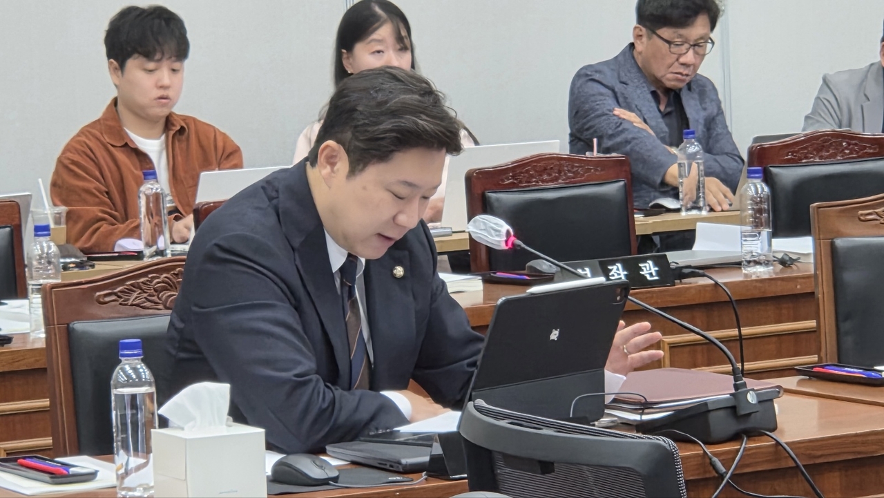 국민의힘 진종오 의원이 20일 오전 경북도청에서 열린 2026년도 국회 행정안전위원회의 경북도 국정감사에서 질의하고 있다.[사진=김병진 기자]