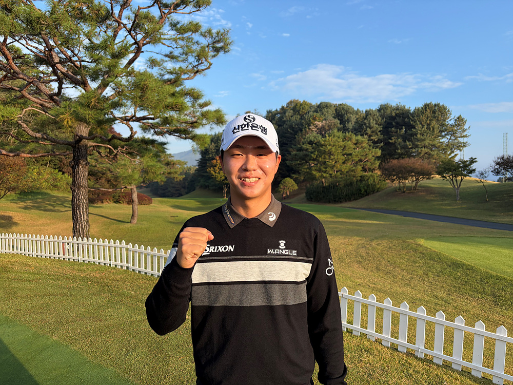 Choi Chan poses after signing a sponsorship deal with Shinhan Financial Group.