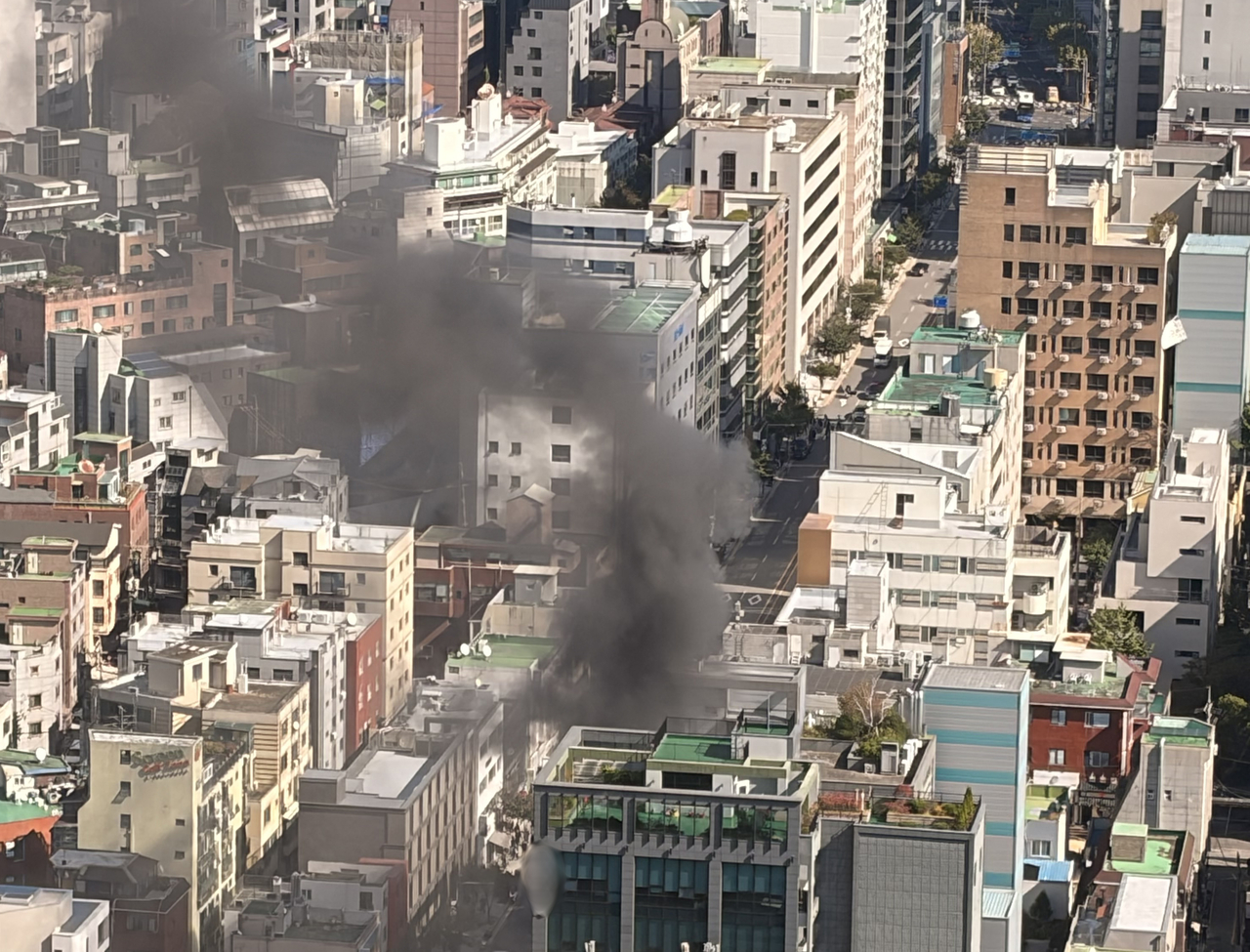 Smoke billows from a building that caught fire at around noon on Tuesday in Yeoksam-dong, Gangnam-gu, Seoul. (Yonhap)