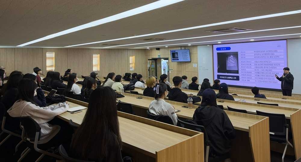 광주대학교(총장 김동진) 보건행정학과는 최근 1~2학년 재학생 50여 명이 참석한 가운데 진로 탐색과 취업 역량 강화를 위한 동문 선배 초청 특강을 개최했다.