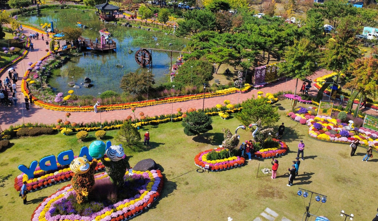 Chrysanthemums and other autumn flowers fill Yurim Park and the surrounding Yuseong Stream area in Daejeon on Tuesday, where the Yuseong Chrysanthemum Festival features more than 80 installations and sculptures. The festival runs through Nov. 1. (Yuseong District Office)