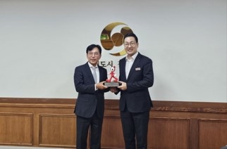 Korea Sculptors Association Chairman Kwon Chi-gyu (left) and Chungju Mayor Lee Dong-seok sign a cultural arts MOU at Chungju City Hall on Friday to promote cultural development and expanded exchange. [Korea Sculptors Association]