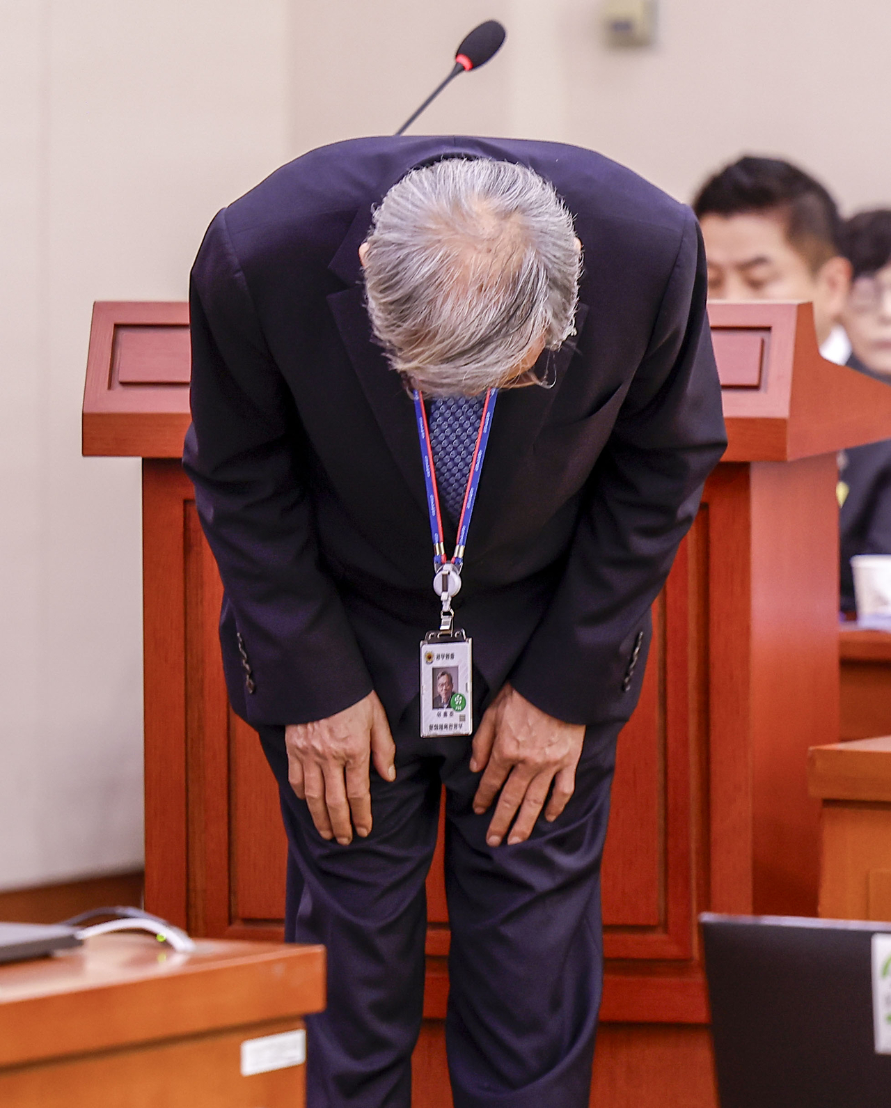 You Hong-june, director of the National Museum of Korea, bows in apology over controversy surrounding the exhibition of items from his personal collection before delivering a report at a parliamentary audit conducted by the National Assembly’s Culture, Sports and Tourism Committee on Monday. (Newsis)