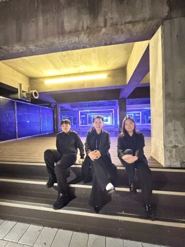 From left: Bang Seo-jun (second grade, Bopyeong Elementary School, composer of "Mulbit Garden"), Oh Mi-ju (director and conductor, Bundang Youth Orchestra), and Shim Min-ju (12th grade, BIS Christian Education, violin). [Korea Music Society]