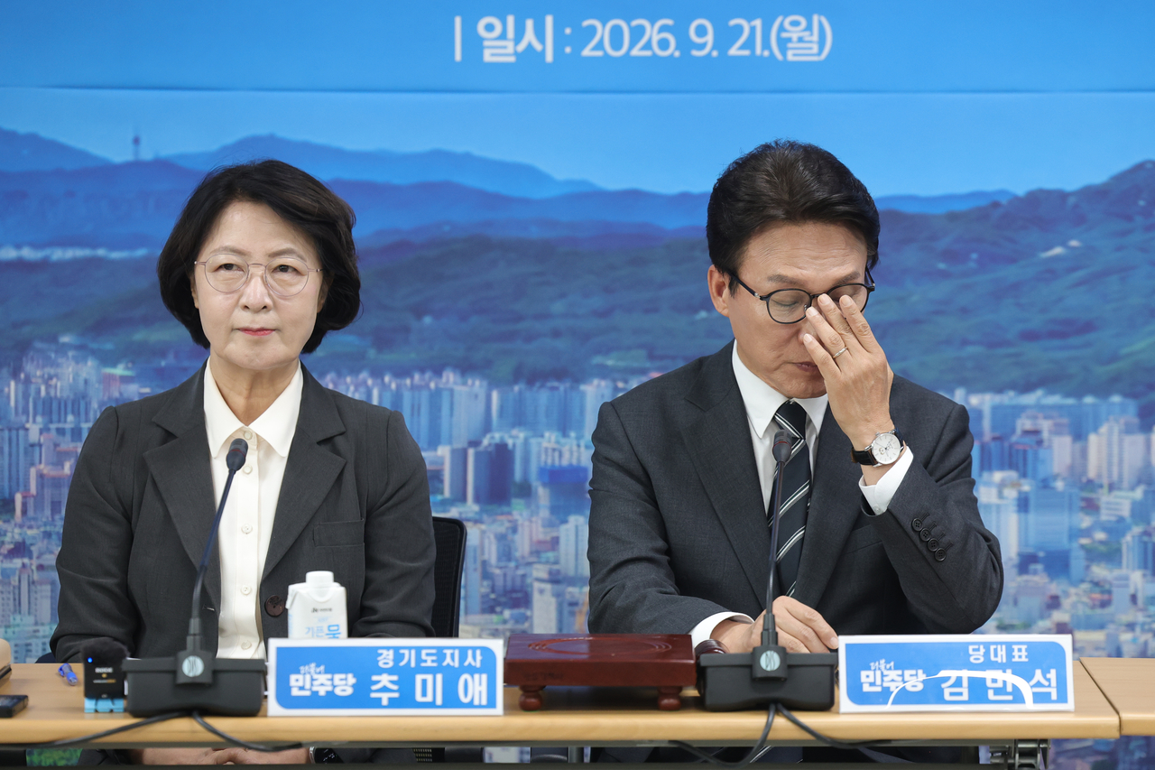 더불어민주당 김민석 대표가 21일 오전 경기도 의정부시 경기도북부청사에서 열린 제16차 경기 최고위원회의에서 추미애 경기도지사(왼쪽)와 참석하고 있다. <연합뉴스>
