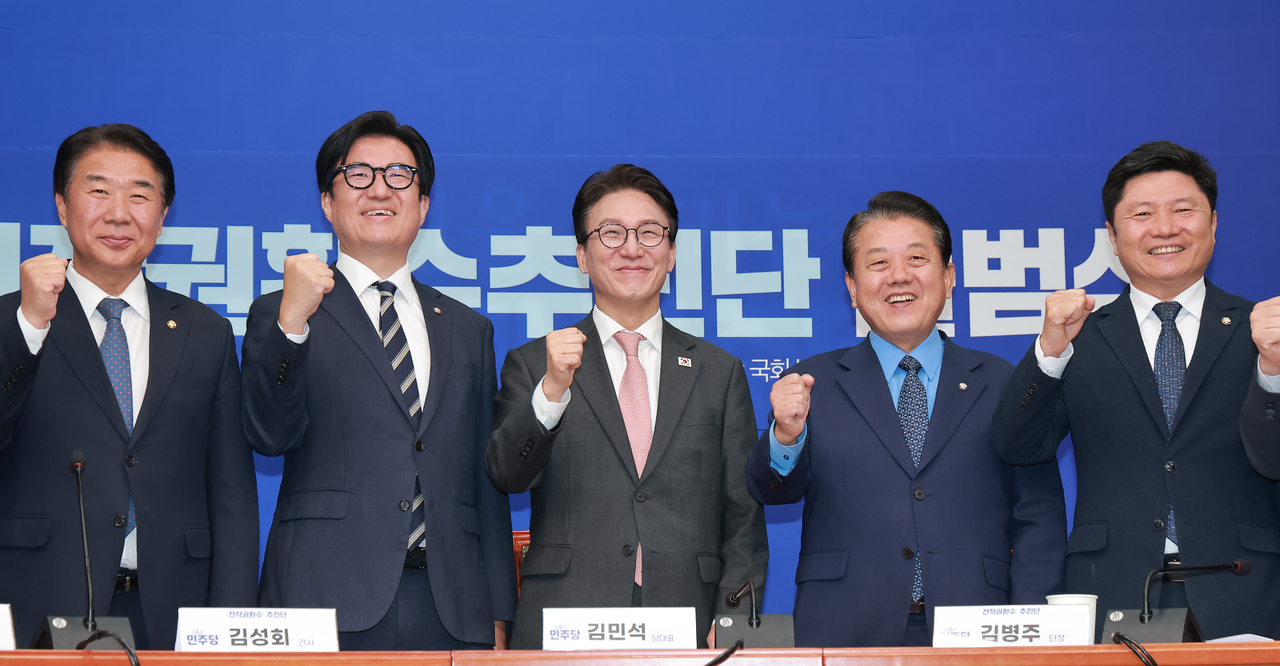 Rep. Kim Min-seok (center), chair of the ruling Democratic Party of Korea, poses for a photo with Rep. Kim Byung-joo (second from right), head of the party’s task force on the transfer of wartime operational control, and other participants during the task force’s launch ceremony at the National Assembly in Seoul on Sept. 22. (Yonhap)