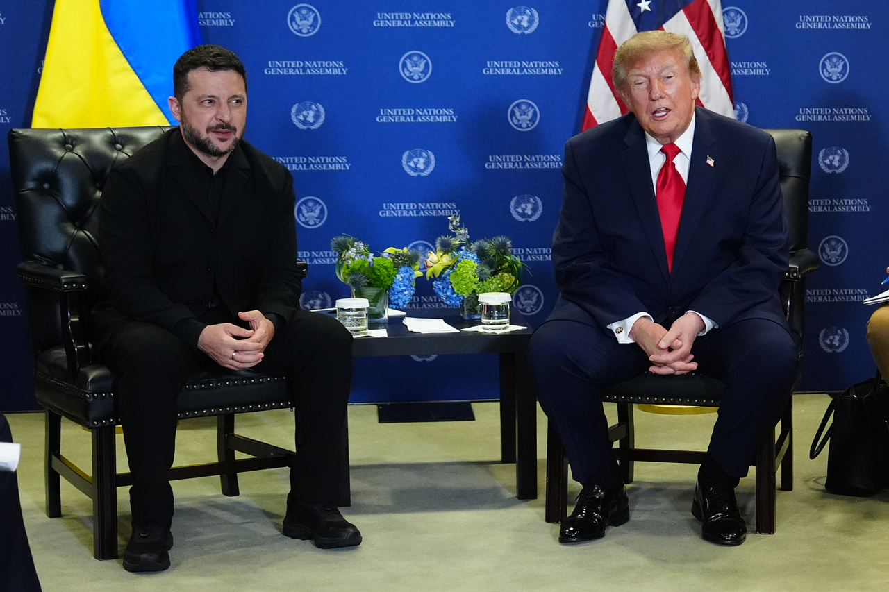 US President Donald Trump (right) meets with Ukraine's President Volodymyr Zelenskyy during the United Nations General Assembly in New York, Sept. 22. (AP-Yonhap)