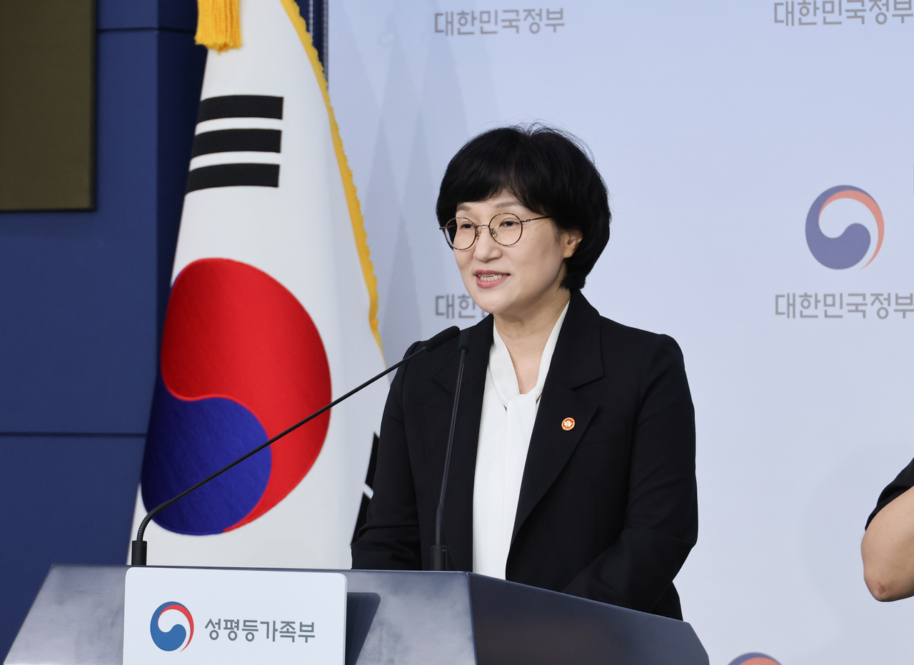 Gender Equality Minister Won Min-kyong speaks to reporters on Oct. 1 at Government Complex Seoul. (Yonhap)