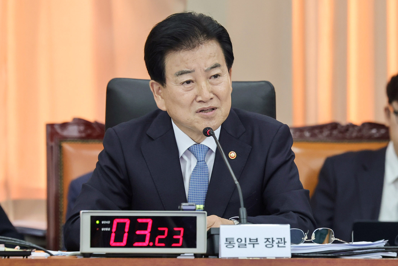 정동영 통일부 장관이 지난 7일 서울 종로구 남북회담본부에서 열린 외교통일위원회 국정감사에서 의원들 질의에 답하고 있다. [연합]