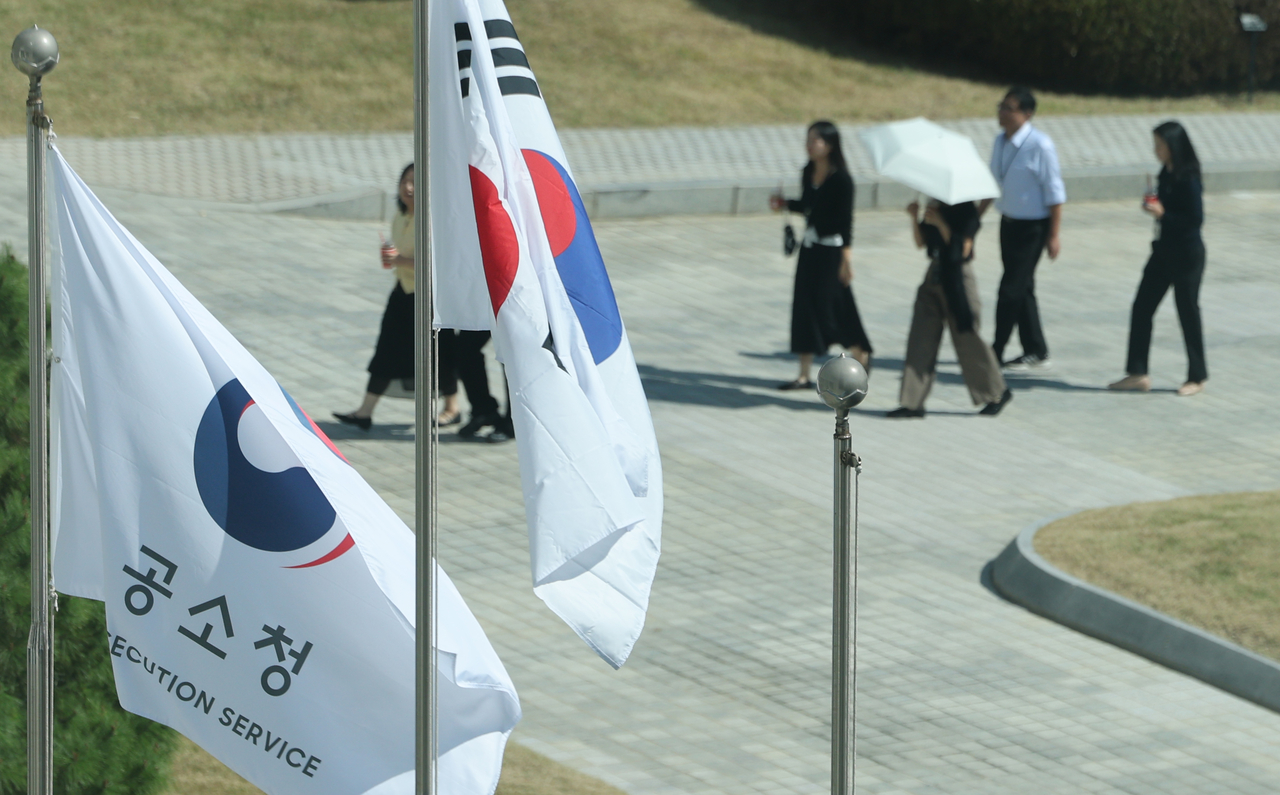 서울 서초동 공소청에서 관계자들이 이동하는 모습. [연합]