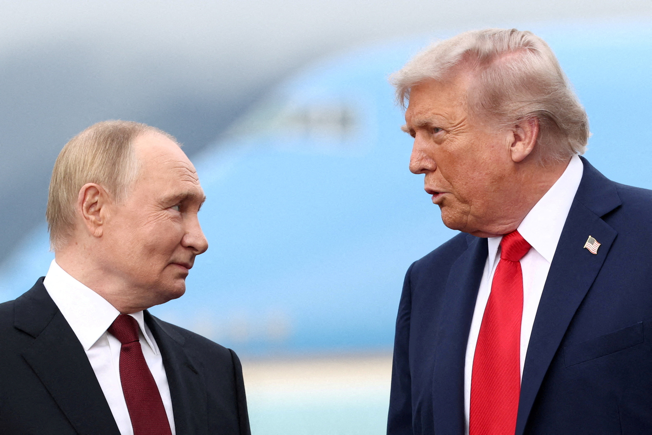 US President Donald Trump (right) speaks with Russian President Vladimir Putin in Anchorage, Alaska, in August. (Reuters-Yonhap)