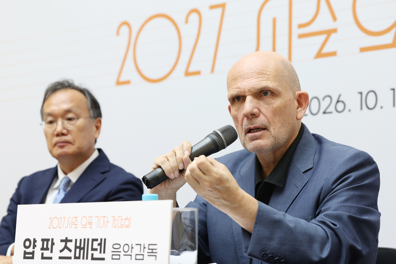Seoul Philharmonic Orchestra Music Director Jaap van Zweden answers questions at a press conference unveiling the orchestra's 2027 season at Sejong Center for the Performing Arts in Jongno-gu, Seoul, on Monday. [Yonhap]