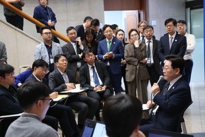 李대통령, 깜짝 춘추관 간담회 “조만간 주식시장 보고받고 조치”