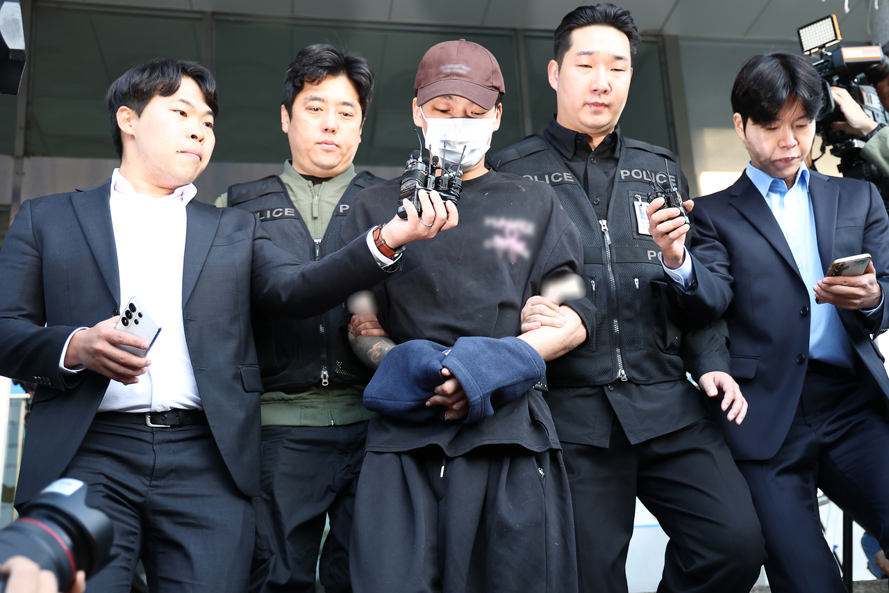 장모 살인 및 아내 납치사건 피의자 김성우가 20일 서울 송파경찰서에서 공소청으로 송치되고 있다. [연합]