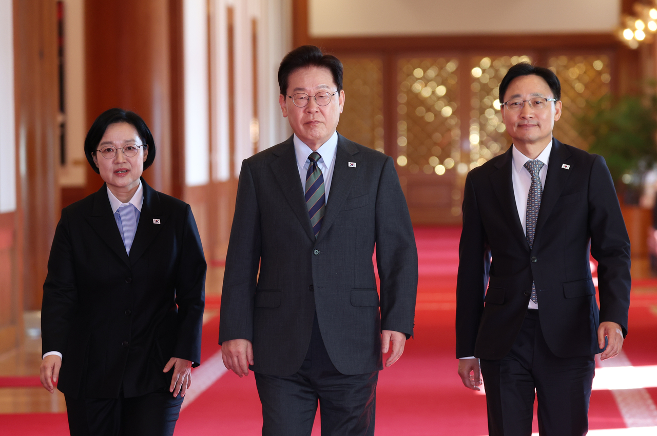 이재명 대통령이 20일 청와대에서 열리는 국무회의에 한성숙 국무총리, 임광현 비서실장과 함께 입장하고 있다. [연합]