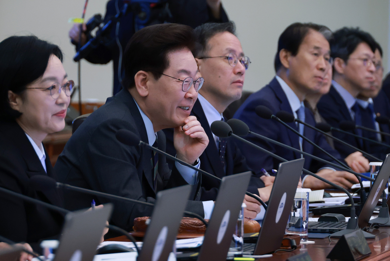 이재명 대통령이 20일 청와대에서 열린 국무회의에서 미소를 짓고 있다. [연합]