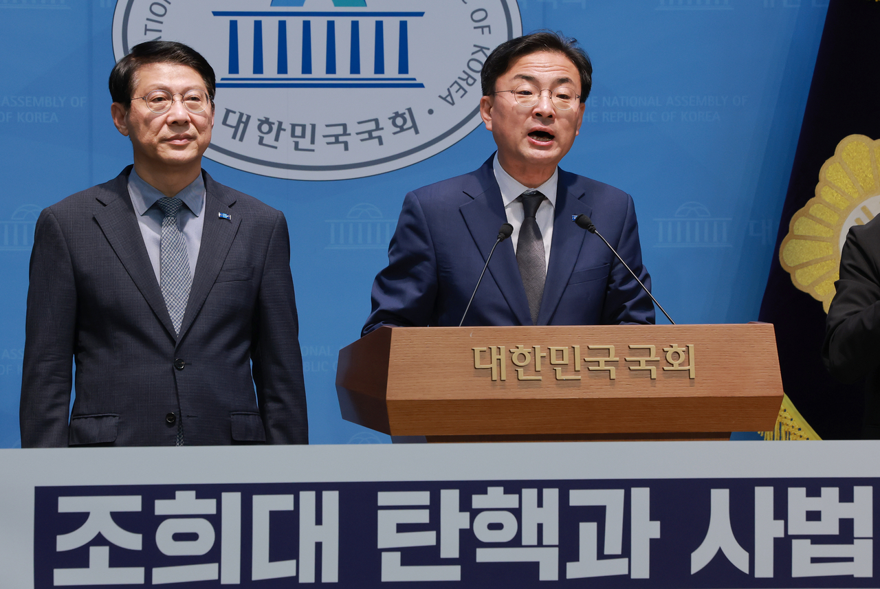 조국혁신당 신장식 대표가 20일 국회 소통관에서 조희대 대법원장 탄핵·사법개혁을 위한 공동행동 제안 기자회견을 하고 있다. <연합뉴스>