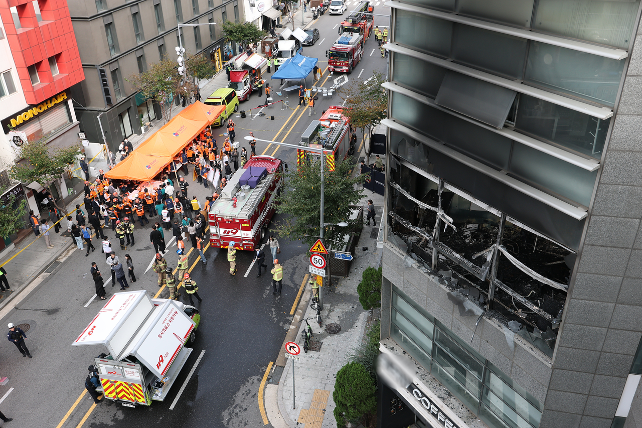 20일 오전 서울 강남구 역삼동 한 건물에서 화재가 발생해 소방대원들이 잔불을 정리하는 등 진화작업을 펼치고 있다. [연합]