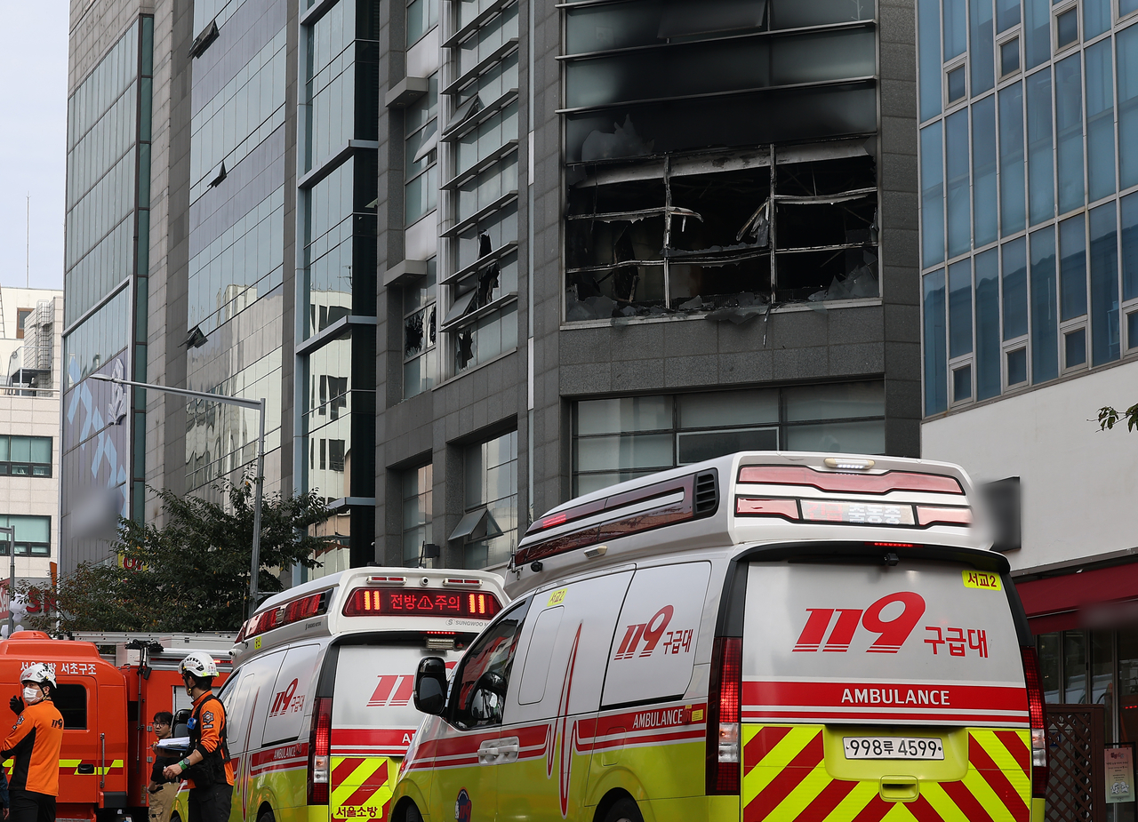 20일 서울 강남구 역삼동 한 건물에서 화재가 발생해 소방대원들이 잔불을 정리하는 등 진화작업을 펼치고 있다. [연합]