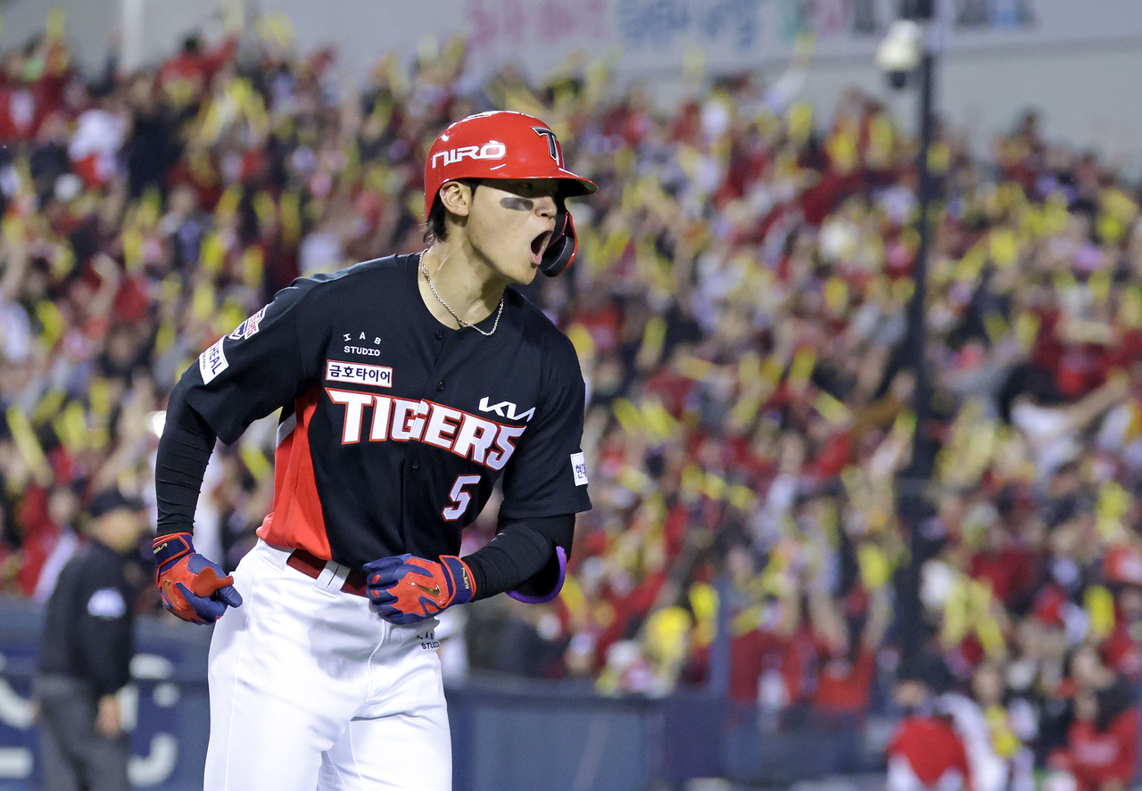 20일 서울 잠실야구장에서 열린 KBO 프로야구 포스트시즌 준플레이오프 3차전 KIA 타이거즈와 LG 트윈스의 경기. 2회초 1사 만루 상황에서 KIA 김도영이 만루 홈런을 친 뒤 환호하고 있다.  [연합]