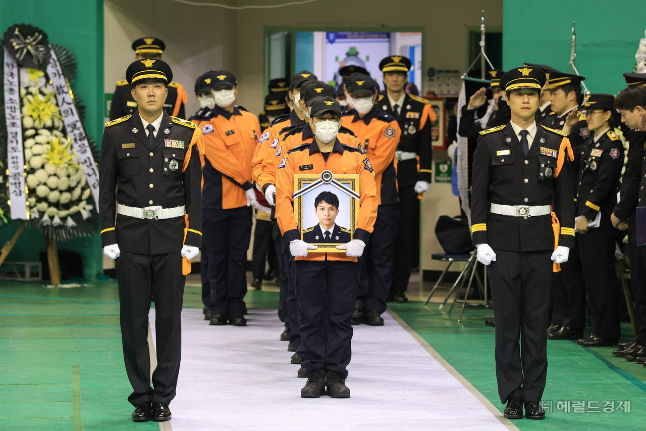 19일 오전 부천시 부천체육관에서 엄수된 고 김진석 소방위 영결식에서 운구행렬이 들어서고 있다. 김 소방위는 지난 16일 부천의 한 공장에서 발생한 화재 진화작업 도중 부상을 입고 병원으로 이송돼 치료를 받다 숨졌다. 정부는 고인의 희생을 기리기 위해 소방장에서 소방위로 1계급 특진을 결정하고 옥조근정훈장을 추서했다. 부천=임세준 기자