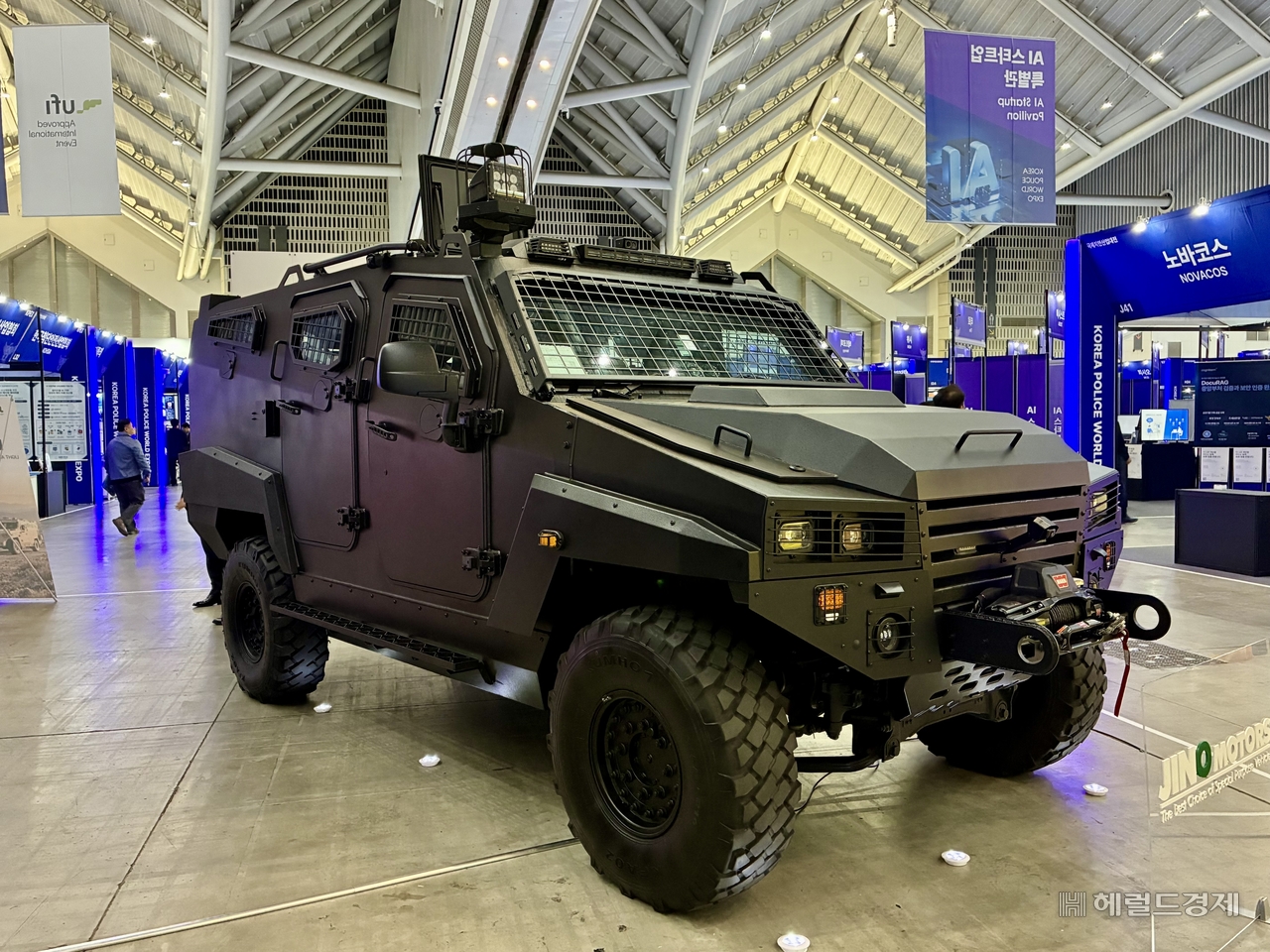 지노모터스(JINO Motors)의 경장갑차(light tactical vehicle) ‘K-MAX’가 국내치안산업대전에 전시 중이다. 해당 제품은 싱가폴·베트남·파키스탄·우즈베키스탄·칠레 등 30여개국에 수출돼 각국의 기동특공대 등 특수임무 경찰이 사용하고 있다. [김아린 기자]