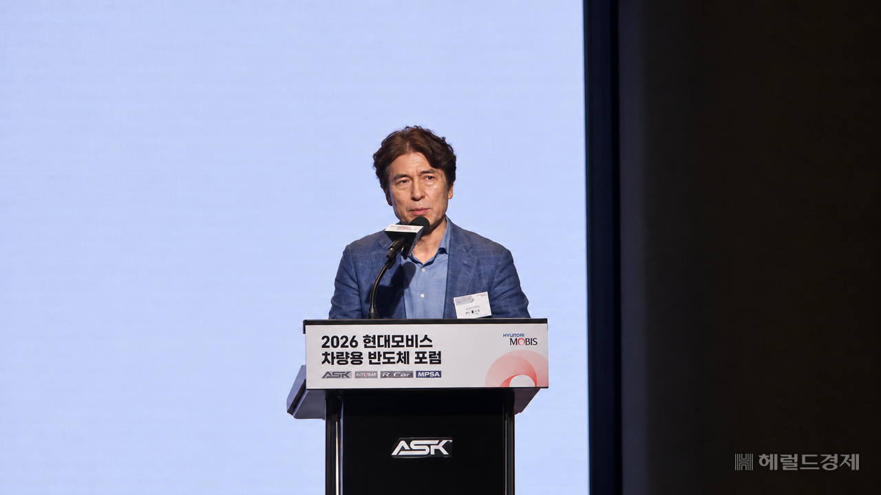 김종선 현대자동차 AVP본부 반도체개발실 상무가 21일 경기 성남시 더블트리 바이 힐튼 서울 판교에서 열린 제2회 현대모비스 차량용 반도체 포럼 ‘오토 세미콘 코리아(ASK)’에서 차량용 반도체 전략을 발표하고 있다. 정경수 기자