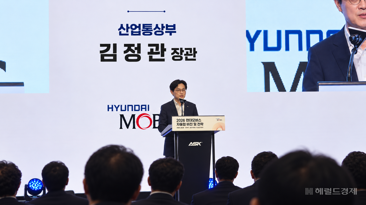 김정관 산업통상부 장관이 21일 경기 성남시 더블트리 바이 힐튼 서울 판교에서 열린 제2회 현대모비스 차량용 반도체 포럼 ‘오토 세미콘 코리아(ASK)’에서 축사를 하고 있다. 정경수 기자