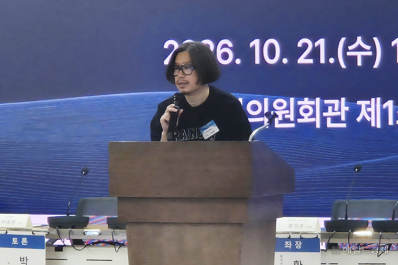 Lee Jeong-ho, chief executive of Rainbow Robotics, speaks at the AI and Robotics Industry Ecosystem Strategy Forum held at the National Assembly Members' Office Building in Yeouido, Seoul, on Wednesday. (Kim Hyun-il)